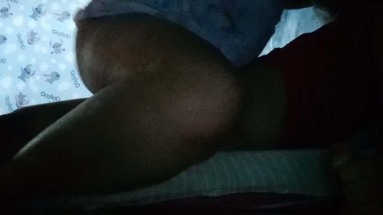 Chubbyme Pinay: Je vois mon coloc se masturber alors je lui demande...