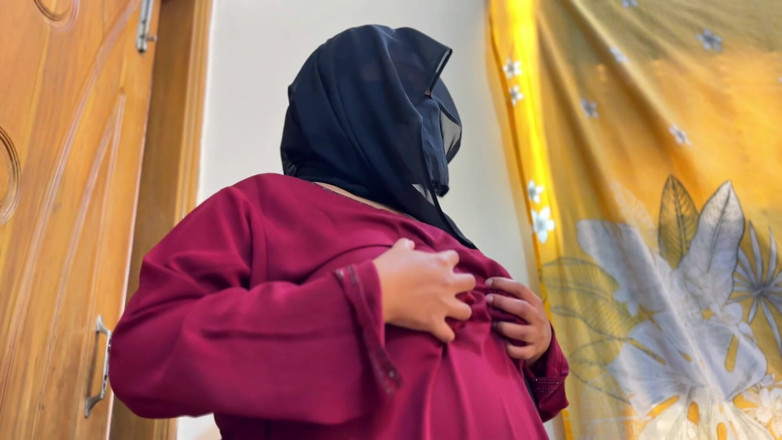 Aria Mia: Krásná sexy macecha otevřete její burqa a ukažte její obrovský...