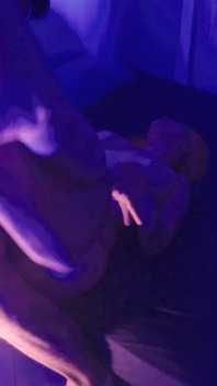 彼女はクラブから帰ってきて、私は興奮してオナニーし、私は抵抗できず、いくつかの体位で彼女を犯しました