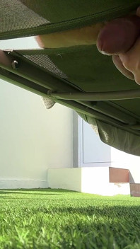 Dach-Terrrace Tim Blesh abspritzen unter dem Sonnenbett