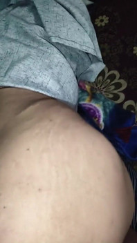 Namorada para sua casa e faz sexo com ela no sofá quando sua família não está em casa chama sua namorada para sua casa