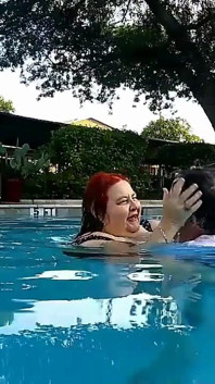 Jururawat Vicki dan Kacak Harry Sedang Bercium keseronokan di kolam!