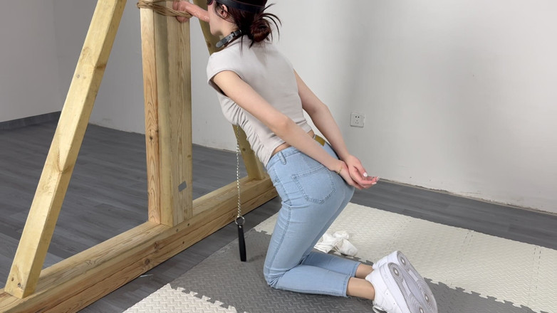 Yanmou: 타이트한 청바지를 입은 소녀를 감옥에 가두기