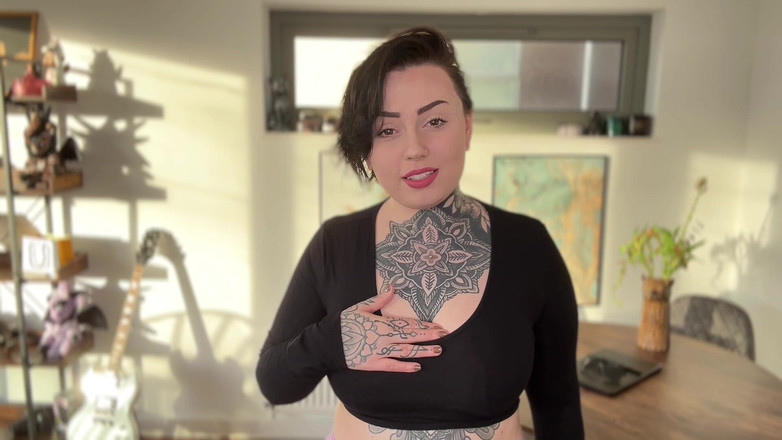 Miss Valentina: 그녀의 JOI와 함께 침대에서