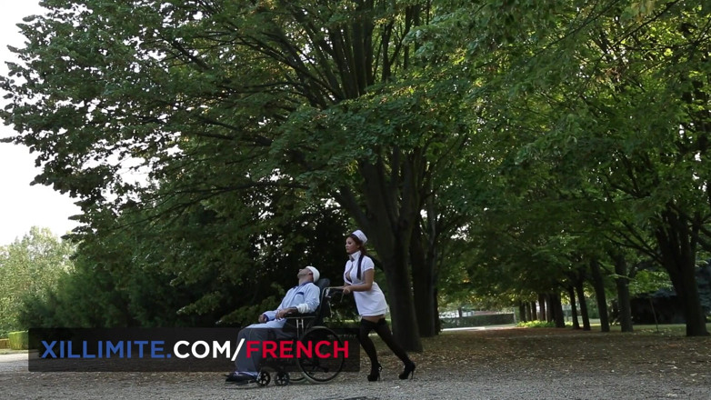French girls at work: Idealne lekarstwo od pielęgniarki z dużymi cyckami