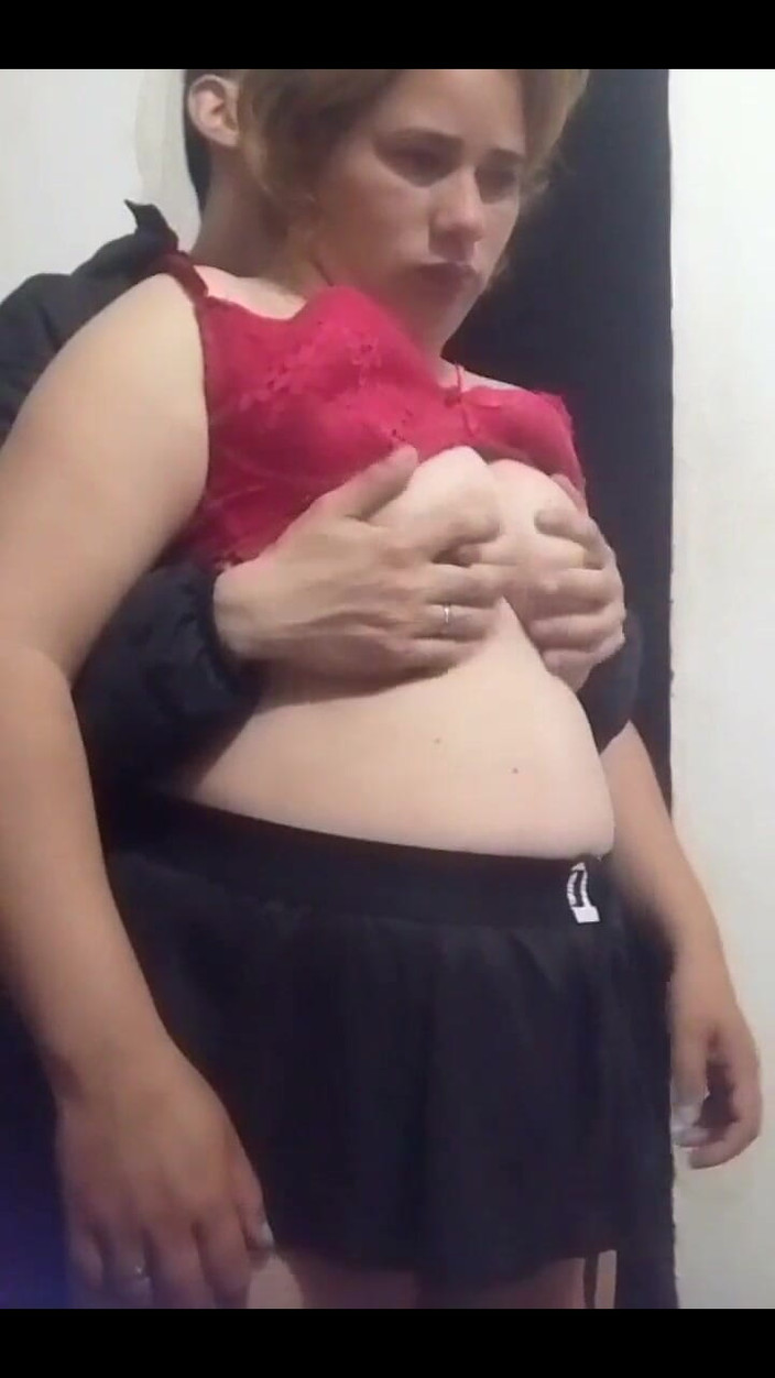 Fitcure1: Cewek ini lagi asik masturbasi sambil berdiri di depan webcam...
