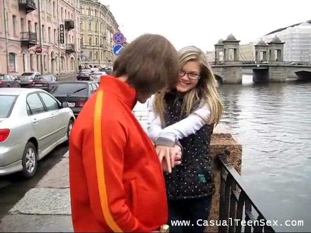 Casual Teen Sex: Schizzi di piscio e sborra