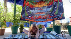 Serene Siren: Yoga bugil di luar ruangan yang bikin memeknya muncrat sampai...