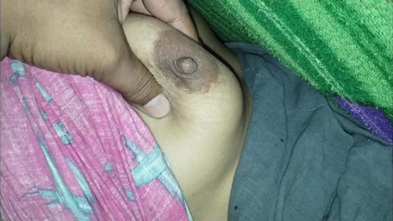 Uttar dinajpur: Aku ngentot saudara tiriku yang hot diam-diam di ranjang malam-malam