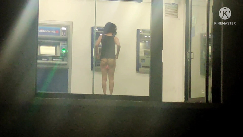 Traviezisha: 穿着淫荡礼服的娘娘腔在公共自动取款机晚上用假阳具自慰她的屁股