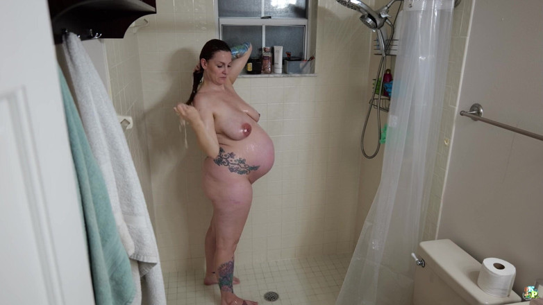 Kelly Payne: Une femme enceinte de 9 mois prend une douche