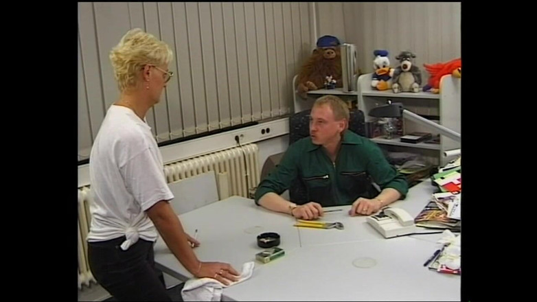 MUSCHI TV - our best full movie: Openbare vernedering van nymfo-secretaresse voorovergebogen kantoor