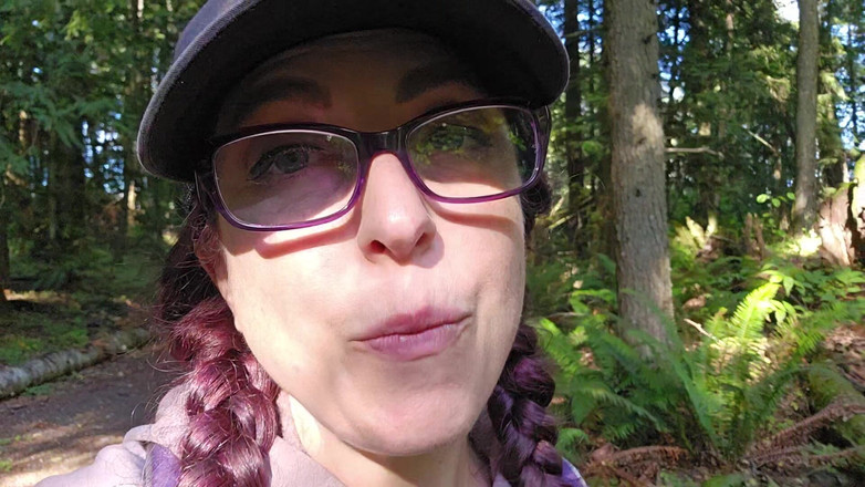 Nerdy_faery: Vandrare kikar på en logg