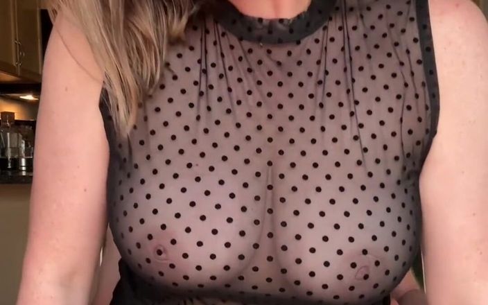 Avril Showers: 俺は夏の間、約30枚の新しい小さなドレスを手に入れたんだ