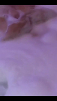 La bella moglie del mio amico si gode la jacuzzi nel motel prima di scoparla, lei adora il cazzo