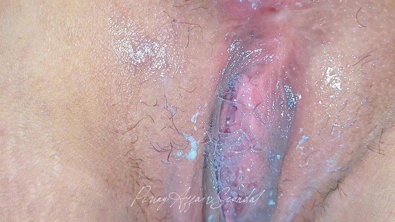 TeenPinayCloseUp: El coño de la bella filipina chorrea semen en orgasmos...