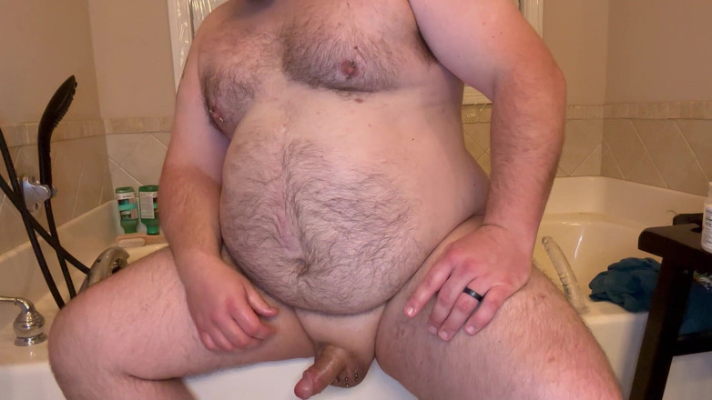 Chubby Freak: Propíchnutý a potetovaný baculatý táta vloží anální kolík a pomalu...