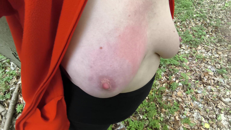 Bouncy Tits Action: Memukul Teteknya Di Dalam Hutan