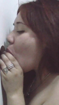 Une petite salope latina à gros nichons suce des bites dans un gloryhole