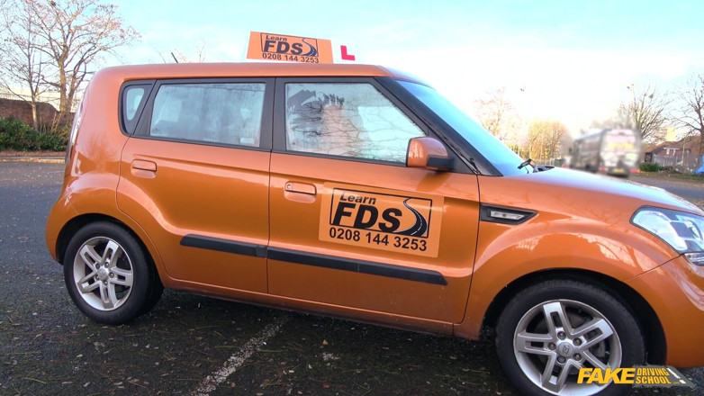 Fake Driving School: Scuola di guida finta - l'istruttore tettona jasmine jae regala al...