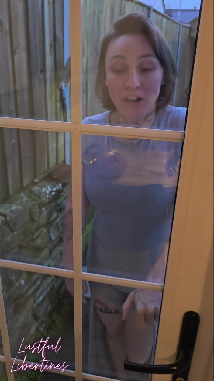 Lustful Libertines: Han Låste Ute Mig Medan Jag Var Desperat!