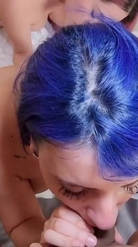 Une rousse et des cheveux bleus dévorent une grosse noire