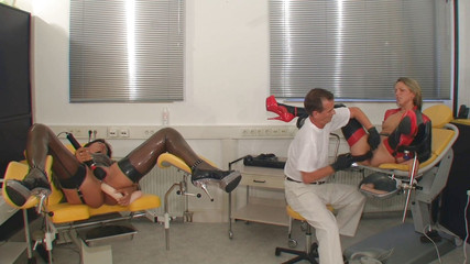 Rubber & Clinic Studio - 1ATOYS: 2 gumové děvky - fistingová zábava na gyno stolech