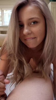 Carolina Sweets分享她的秘密炸弹继女紧致湿润的阴户