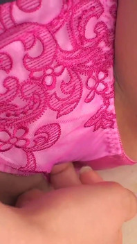 彼女は私のペニスを自分のパンティの方へ誘導し、誘惑し続け、私は彼女のパンティにイッました