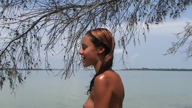Just beauty and solo girls: Angelina si cewek latina seksi berpose bugil di pantai