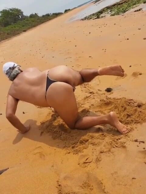 Ladysilvas: Ladysilva külotlu plajda ateşli götüm