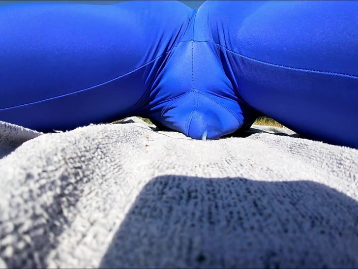 Cool Body: Ejaculez fără să-mi scot colacul după ce mă excit în colanți