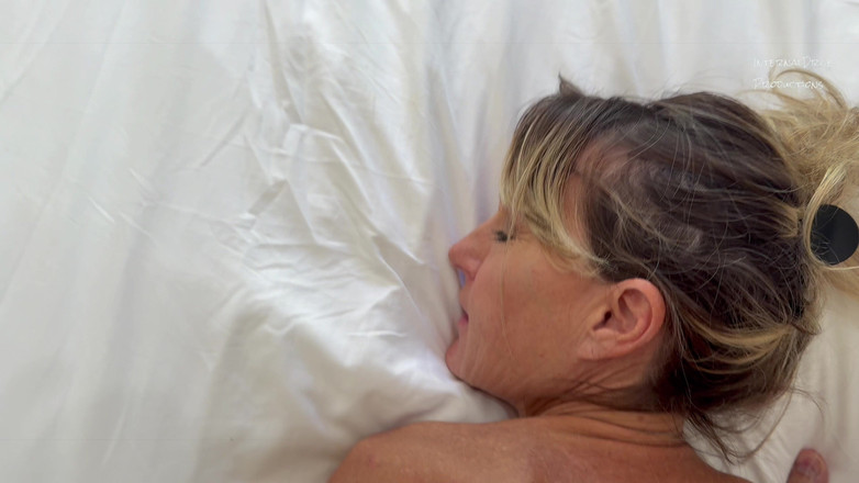 InternalDrive: Ничком поклоняется большому члену, закопанному в ее сексуальной заднице. Часть 2