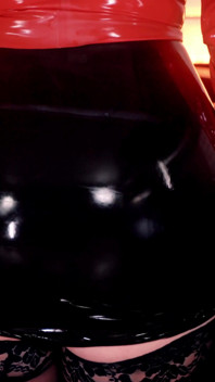 Lateks złośliwiec - seksowna milf uwodzi