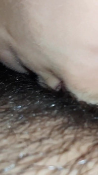 Ik neem haar clitoris in mijn mond en knijp er met mijn lippen zodat ze sneller in mijn mond klaarkomt