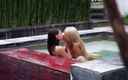 Pussy Land: Două gagici lesbiene frumoase în piscină