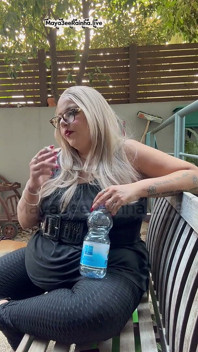 Buenos días diosa fumando y leggings sexy en gruesos muslos de trueno y bombas patentes de Michael Kors