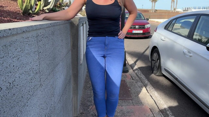 Girl Wets Her Jeans on the Street (Sunshine mom) Girl Wets Her Jeans on the Street (Sunshine mom)