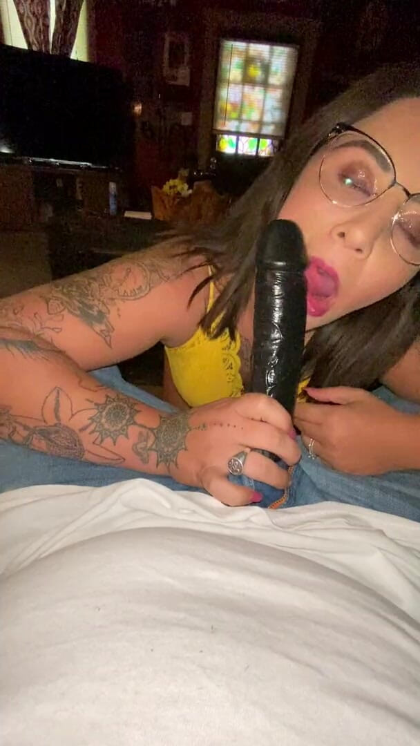 MzKiTTy91: 大屁股白人熟女人妻吮吸10英寸大黑屌