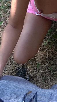 Mamă sexy brunetă este futută tare de un copac în pădure