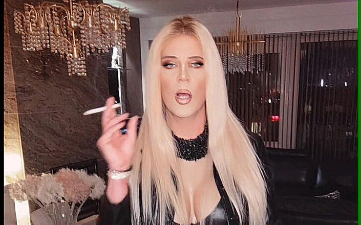 Melissa Glamour: Humilhação da Deusa em Couro 30 minutos