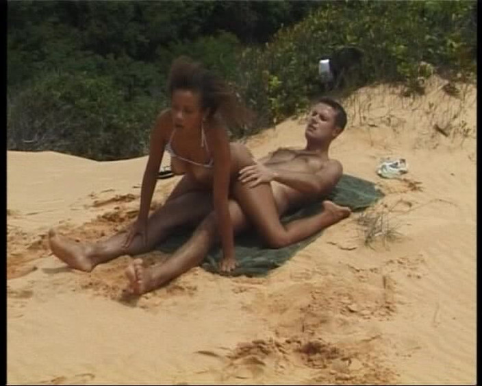 Deutsche Frauen: Nena de ébano de Alemania se la follan en la playa