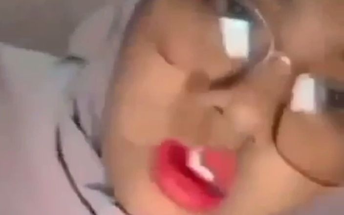 Jilbab69: 自然な巨乳のヒジャブが彼女のオマンコに差し込まれる