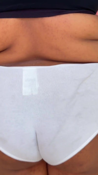 Une Arabe à forte poitrine à l’hôtel enlève sa burqa et son hijab, seulement une culotte blanche et un soutien-gorge noir, j’ai vu et je me masturbe
