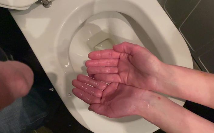 Aqua Pola: Tôi giữ con cặc của anh ấy khi anh ấy đi tiểu và...