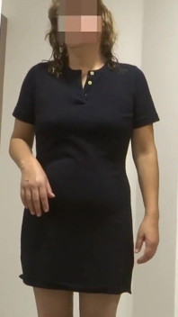 我自慰，看着我的继母在洗完澡后穿衣服：她给我看她的屁股