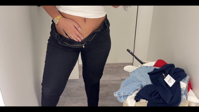 AngelNovinha: Ragazza calda sorpresa a masturbarsi da sola nel camerino.