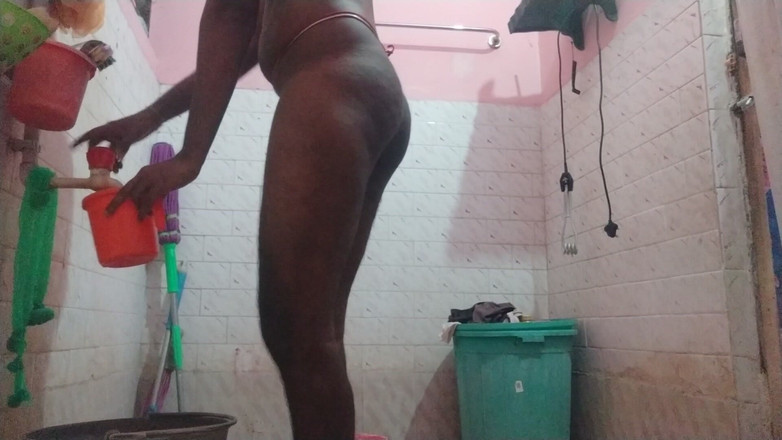 Tamil 10 inches BBC: Spectacol sexy în baie cu Tamil10inchesbbc