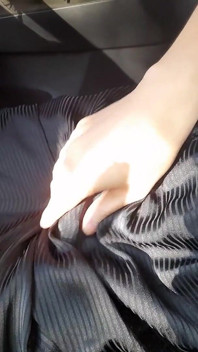 Crossdresser muncrat di dalam celana dalam satin
