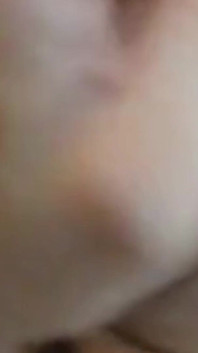 공부하는 동안 귀엽게 보이는 수줍은 여친